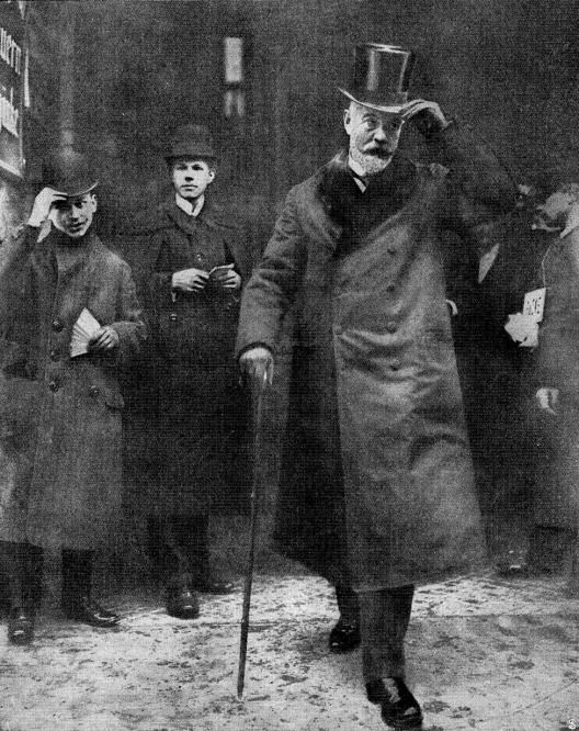 Herr von Bethmann Hollweg vor dem Wahllokal nach Abgabe seines Stimmzettels. Der Reichskanzler erfüllt seine Bürgerpflicht als Wähler. ("Woche" 1912)